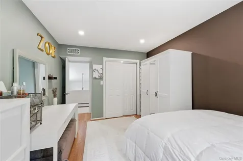 16 Wildwood Court East Islip NY 11730