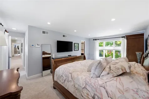 16 Wildwood Court East Islip NY 11730