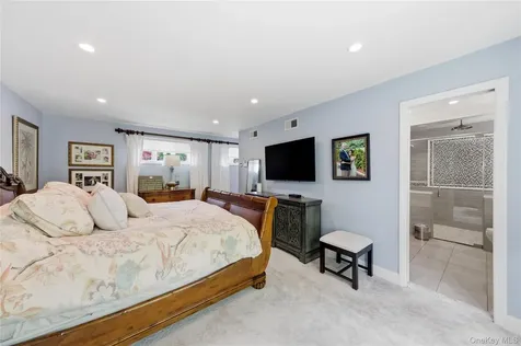 16 Wildwood Court East Islip NY 11730