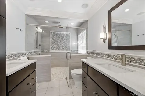 16 Wildwood Court East Islip NY 11730