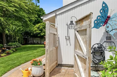 16 Wildwood Court East Islip NY 11730