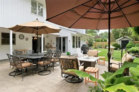 16 Wildwood Court East Islip NY 11730