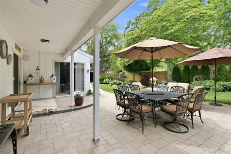 16 Wildwood Court East Islip NY 11730