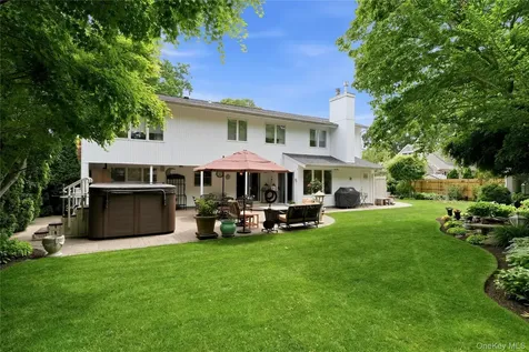 16 Wildwood Court East Islip NY 11730
