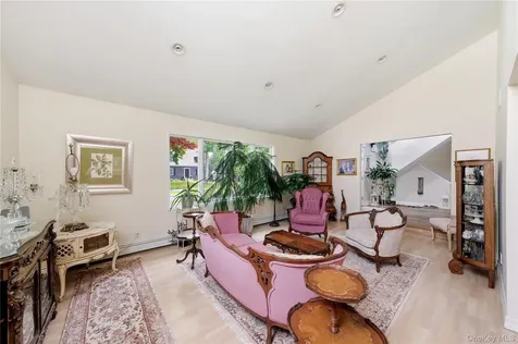 16 Wildwood Court East Islip NY 11730