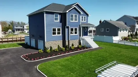 851 W Bay Drive West Islip NY 11795