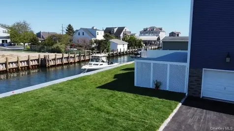 851 W Bay Drive West Islip NY 11795