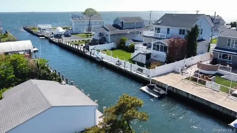 851 W Bay Drive West Islip NY 11795