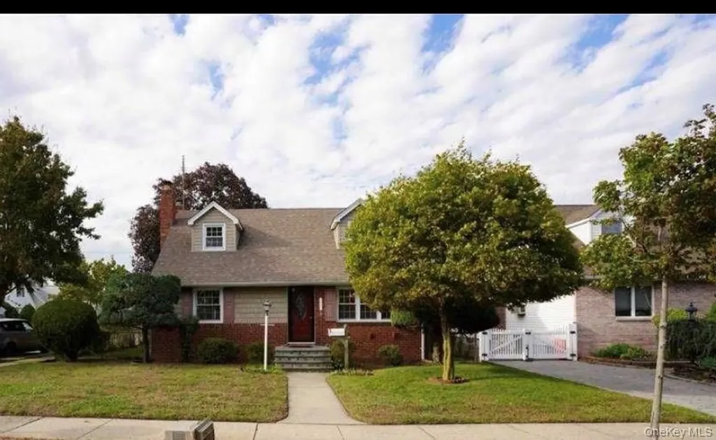 252 Arlington Street Mineola NY 11501