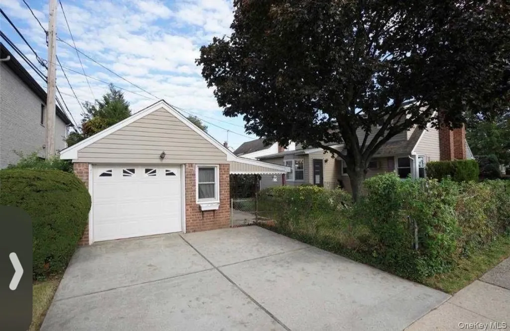252 Arlington Street Mineola NY 11501