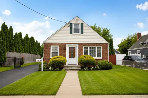 13 Gerald Avenue Hicksville NY 11801