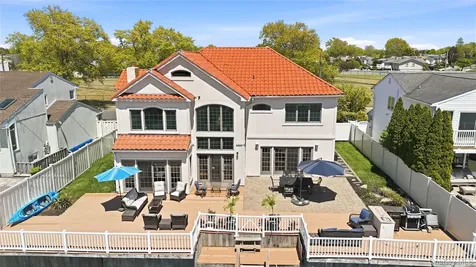 2890 Clubhouse Road Merrick NY 11566
