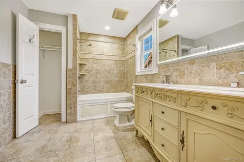 20 Woods Place Rockville Centre NY 11570