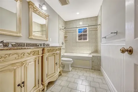 20 Woods Place Rockville Centre NY 11570
