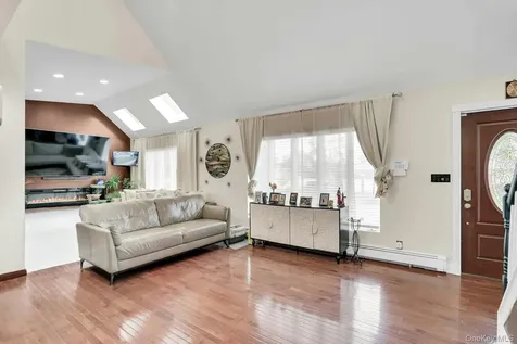 129 Gleeland Street Deer Park NY 11729