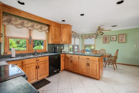 26 Quaker Lane Farmingdale NY 11735