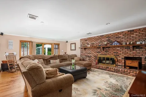 26 Quaker Lane Farmingdale NY 11735