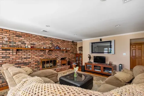 26 Quaker Lane Farmingdale NY 11735