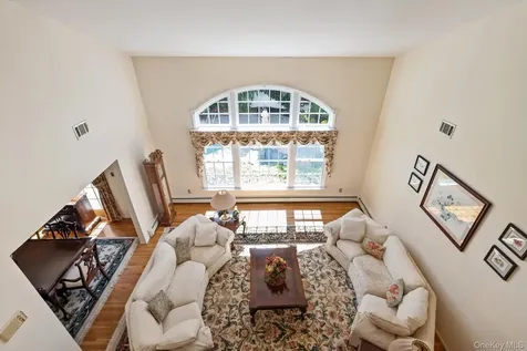 26 Quaker Lane Farmingdale NY 11735