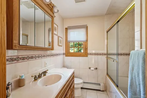 26 Quaker Lane Farmingdale NY 11735