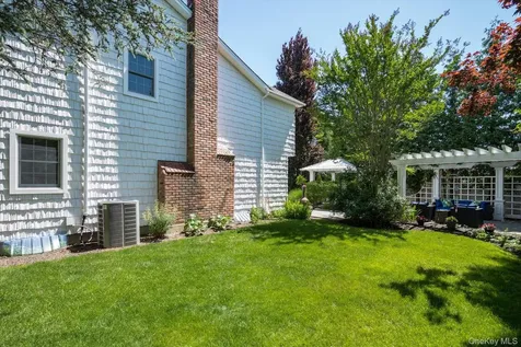 26 Quaker Lane Farmingdale NY 11735