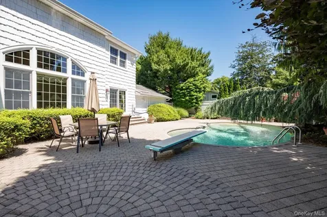 26 Quaker Lane Farmingdale NY 11735