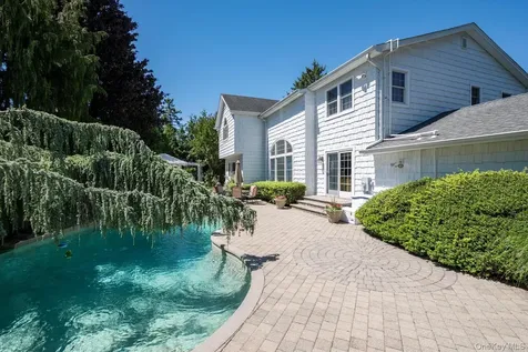26 Quaker Lane Farmingdale NY 11735