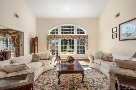 26 Quaker Lane Farmingdale NY 11735