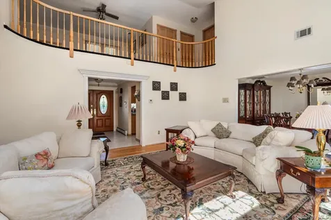 26 Quaker Lane Farmingdale NY 11735