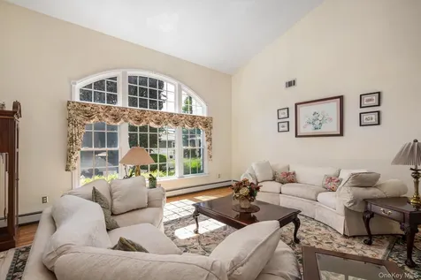 26 Quaker Lane Farmingdale NY 11735
