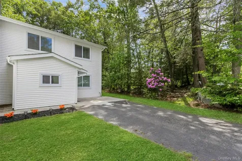 34 Elizabeth Way Kiamesha Lake NY 12751