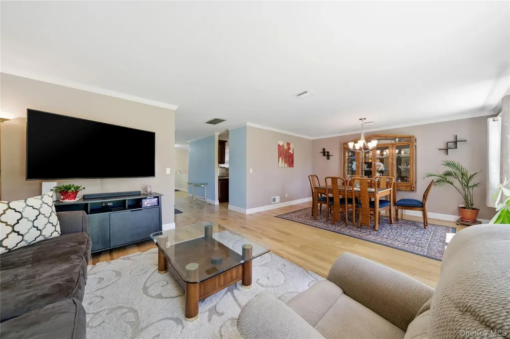 22 Indian Trace Kings Park NY 11754