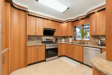 7831 220th Street Oakland Gardens NY 11364