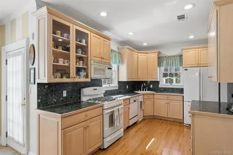 153 Roxbury Road Garden City NY 11530