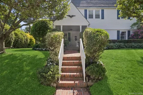 153 Roxbury Road Garden City NY 11530