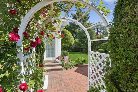 153 Roxbury Road Garden City NY 11530