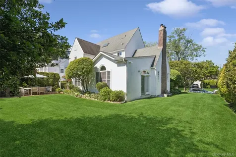 153 Roxbury Road Garden City NY 11530