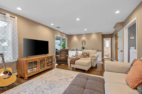 4 Westbury Avenue Plainview NY 11803