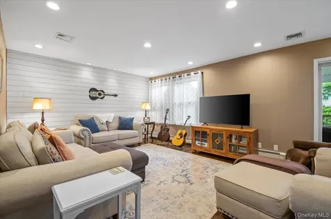 4 Westbury Avenue Plainview NY 11803