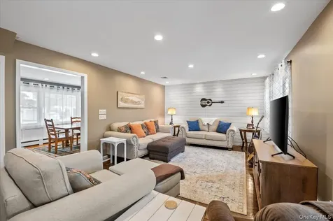 4 Westbury Avenue Plainview NY 11803
