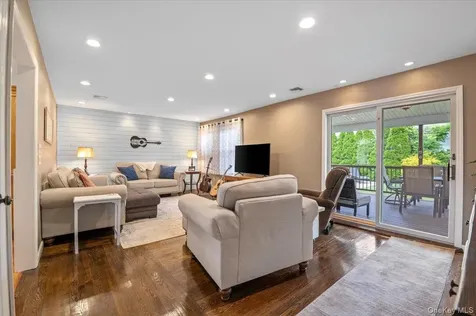 4 Westbury Avenue Plainview NY 11803