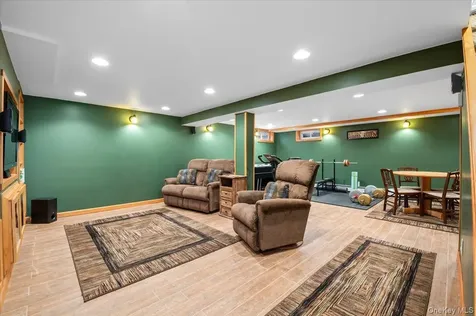 4 Westbury Avenue Plainview NY 11803