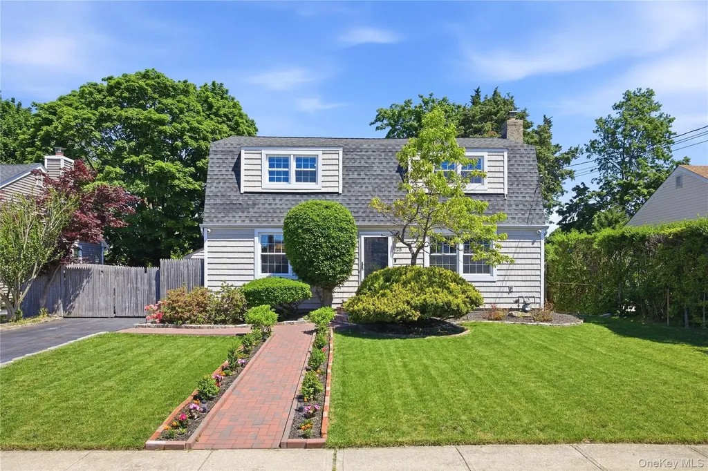 25 Parkdale Drive North Babylon NY 11703