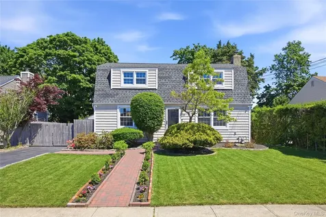 25 Parkdale Drive North Babylon NY 11703