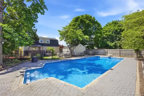 25 Parkdale Drive North Babylon NY 11703