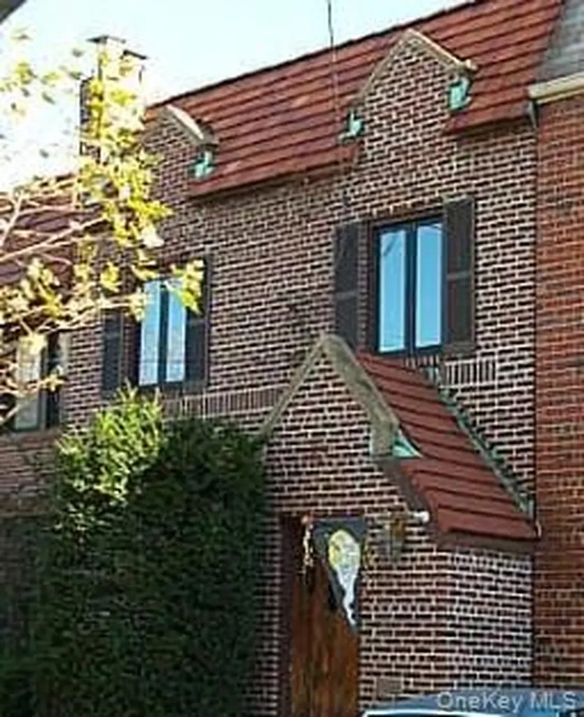 95-19 242nd Street Floral Park NY 11001