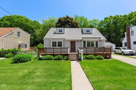 12 Leslie Lane Massapequa NY 11758