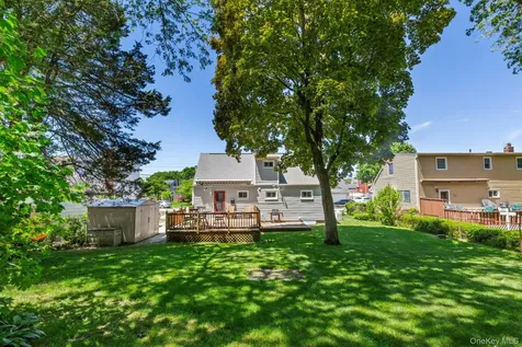 12 Leslie Lane Massapequa NY 11758
