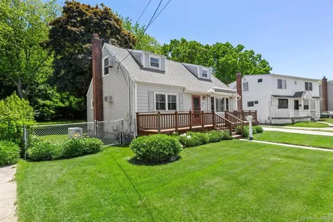 12 Leslie Lane Massapequa NY 11758