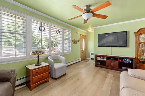 12 Leslie Lane Massapequa NY 11758